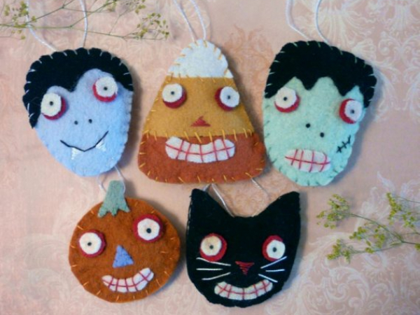 Halloween Wool Ornaments or pins pattern