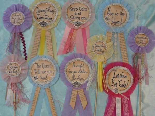 QUEEN Badges pin & wand pattern
