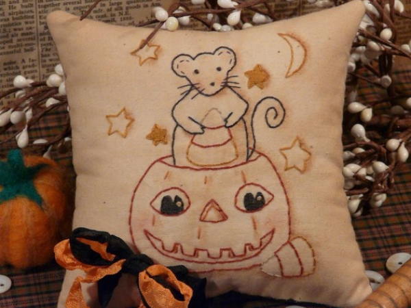 Midnight Halloween snack Stitchery pattern mouse pumpkin