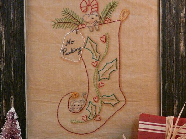 "No Peeking" Christmas Mouse Stocking stitchery pattern