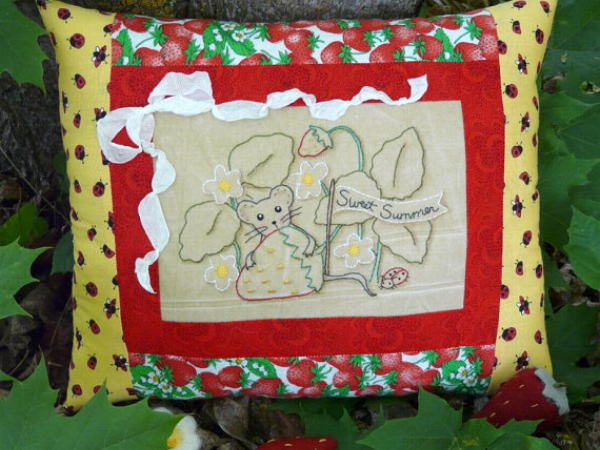 Sweet Summer -Mouse in the strawberry patch stitchery pattern