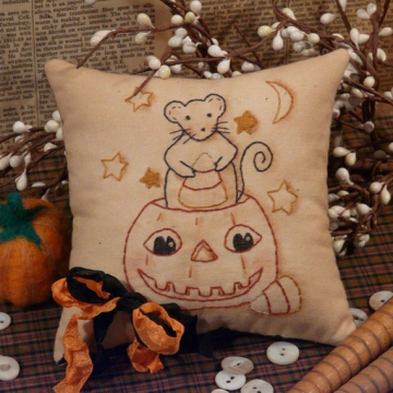 Midnight Halloween snack Stitchery pattern mouse pumpkin