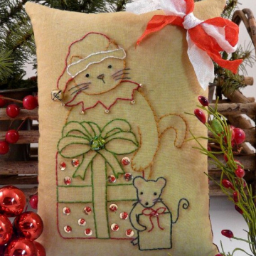 Santa claws & mouse Stitchery pattern