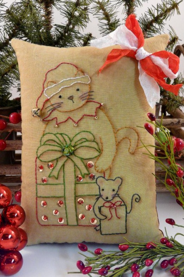 Santa claws & mouse Stitchery pattern Santa claws & mouse Stitchery embroidery pattern
