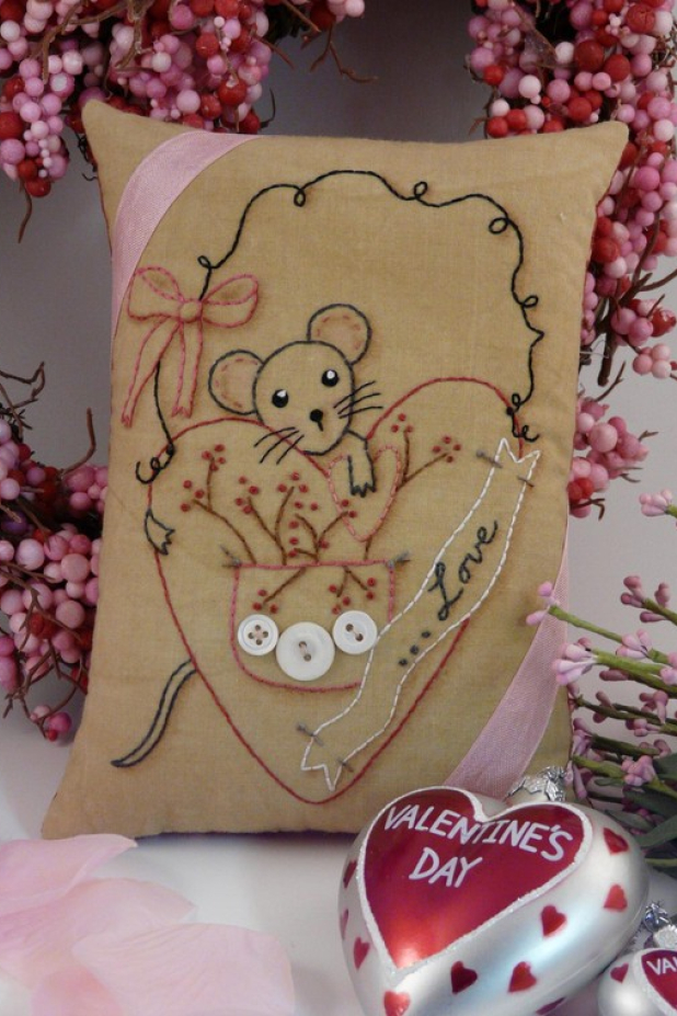 Sweet Mouse Valentine Stitchery pattern Sweet Mouse Valentine Stitchery heart pattern