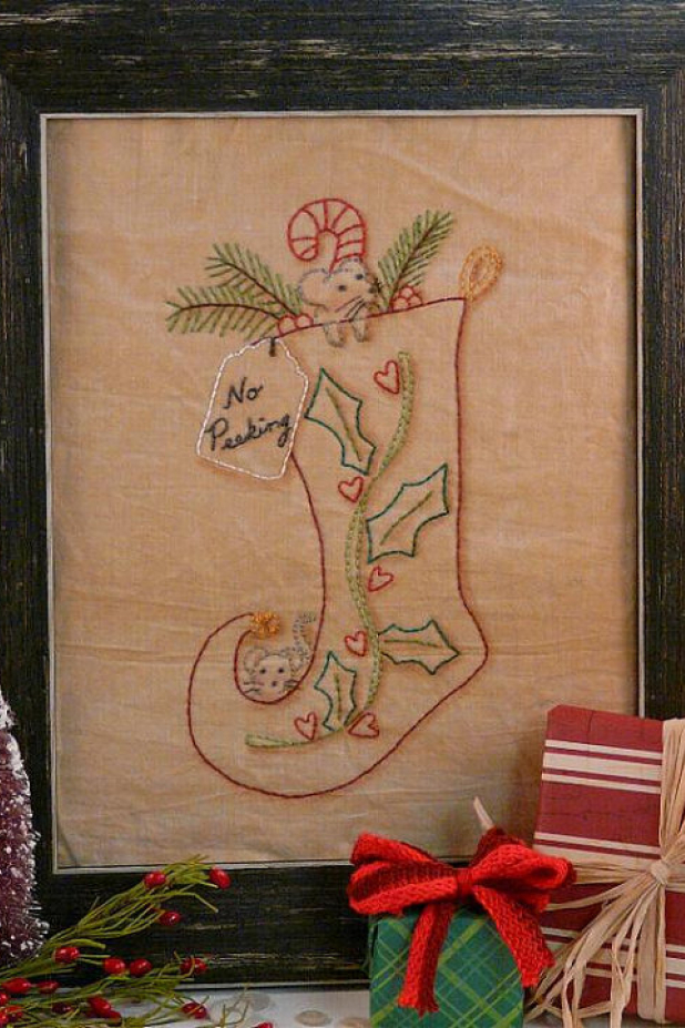 "No Peeking" Christmas Mouse Stocking stitchery pattern